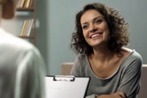 woman talking with therapist about the benefits of individual therapy