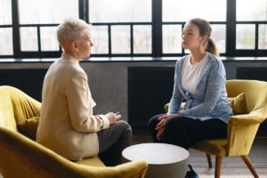 woman talking to therapist about what DBT is